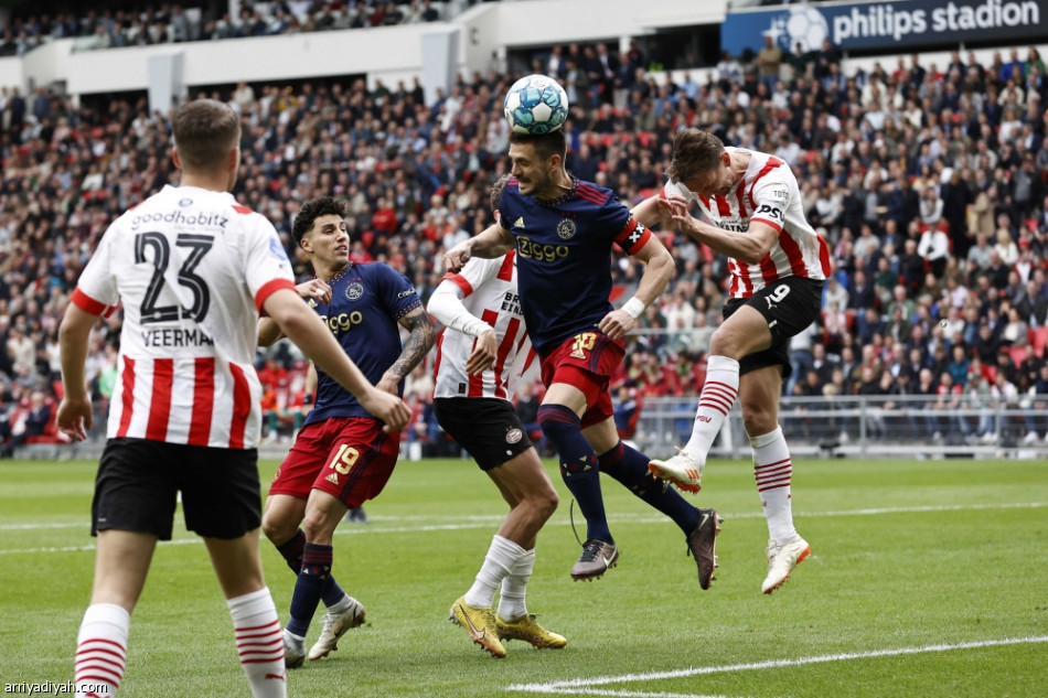 «كوب بلاستيكي» يوقف موقعة أيندهوفن وأياكس