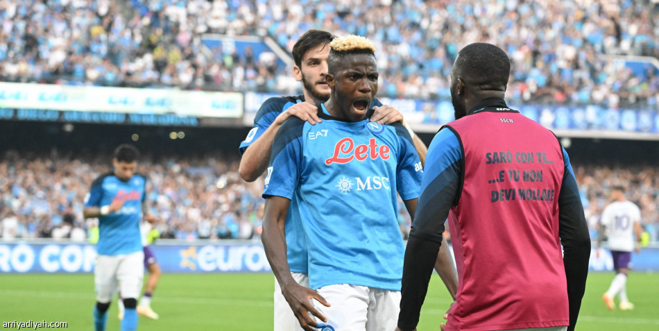 نابولي يعبر فيورنتينا.. ويحتفل باللقب