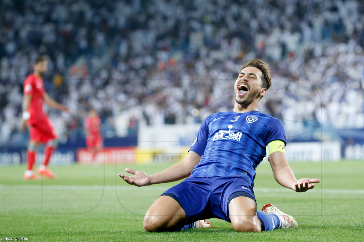 الأزرق يتلاعب بالدحيل