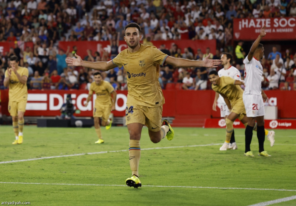 برشلونة يطارد الريال بثلاثية إشبيليا