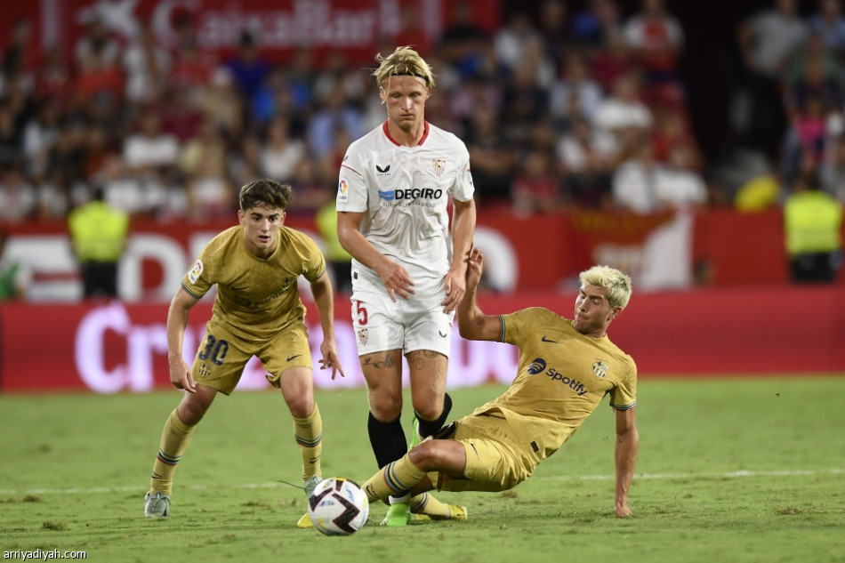 برشلونة يطارد الريال بثلاثية إشبيليا