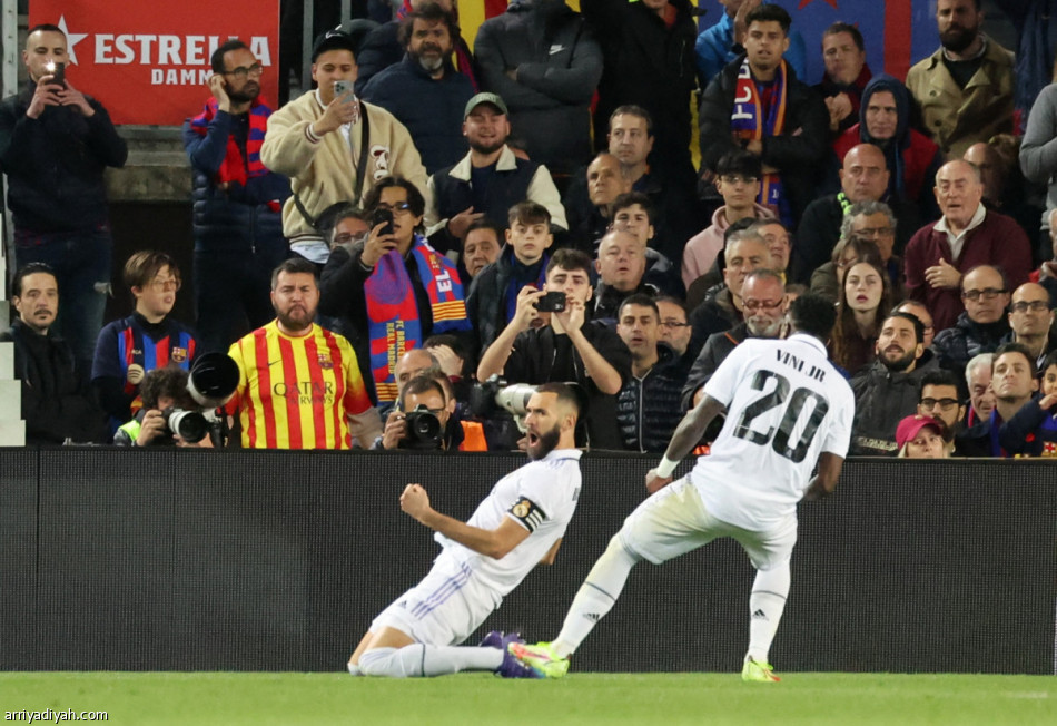 بنزيمة يُذل برشلونة.. ويصعد بالريال إلى النهائي