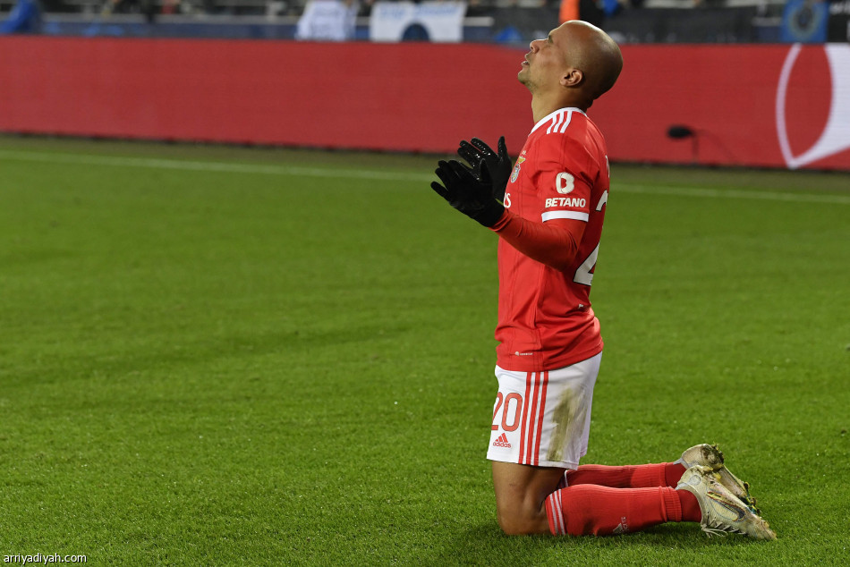 بنفيكا يكسب بروج ويقترب من دور الثمانية