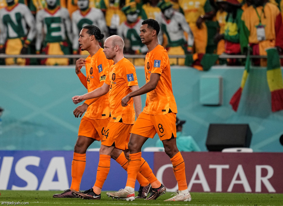 هولندا تسقط السنغال في «الرمق الأخير»