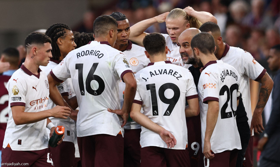 سيتي يستهل حملة اللقب بثلاثية بيرنلي