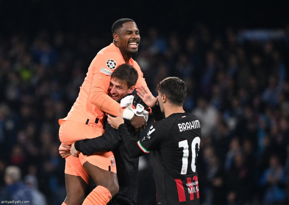 ميلان ينهي مغامرة نابولي.. ويبلغ نصف النهائي