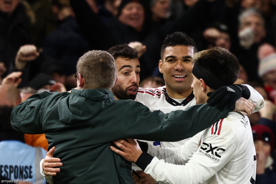 يونايتد يقترب من نهائي الرابطة