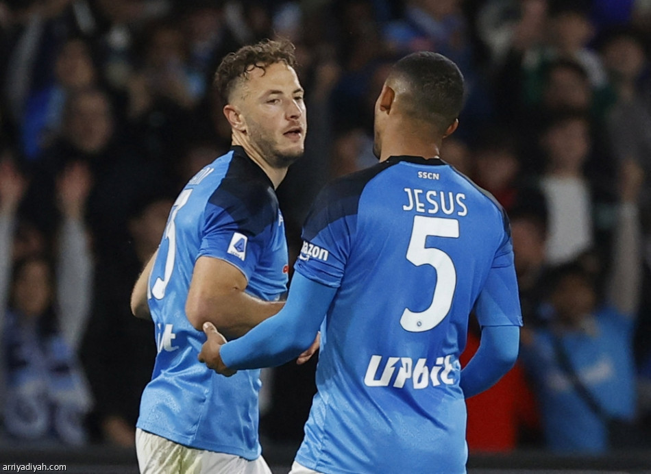 نابولي يعيد فارق الـ18 نقطة مع إنتر