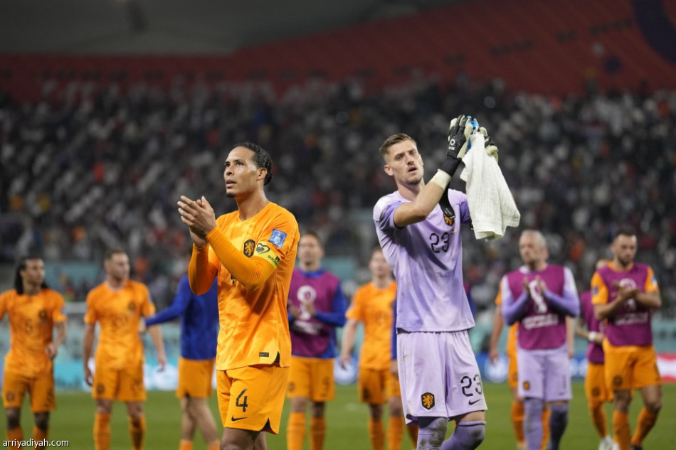 هولندا تنهي مغامرة أمريكا.. وتعبر