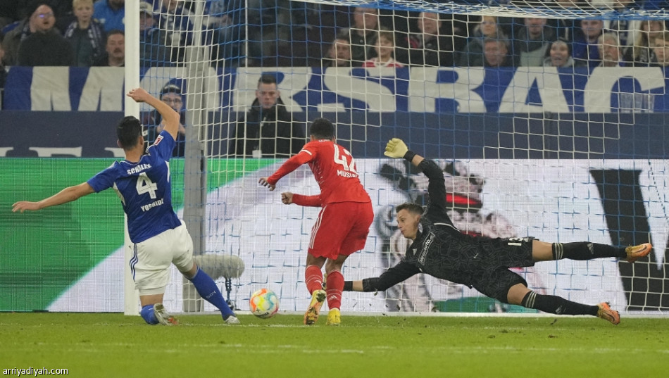 بايرن يسقط شالكة.. ويتمسك بالصدارة