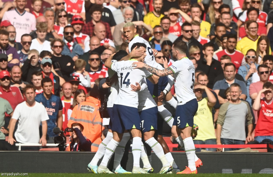 أرسنال يعزز الصدارة بثلاثية توتنهام