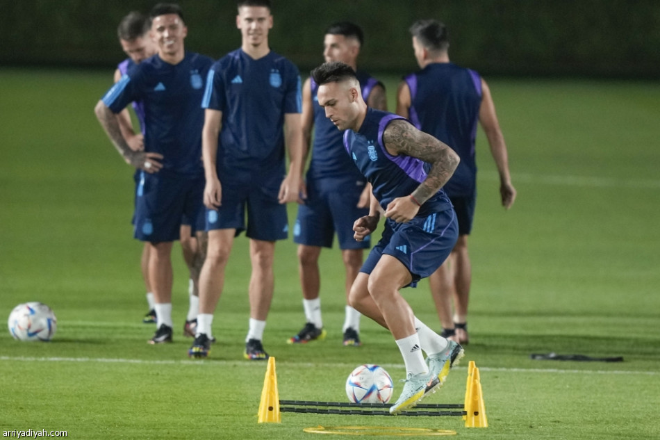 الأرجنتين تتمسك بأمل البقاء أمام المكسيك