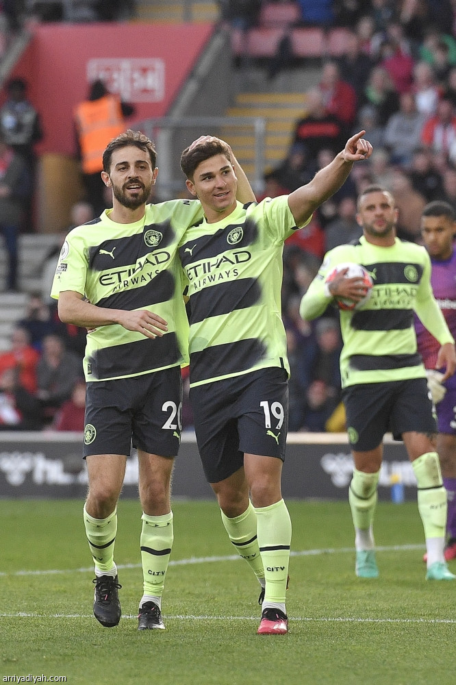 سيتي يضغط على أرسنال برباعية  ساوثهامبتون