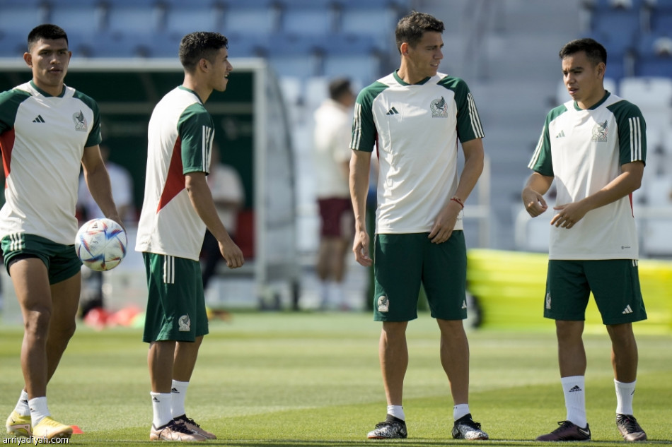 الأرجنتين تتمسك بأمل البقاء أمام المكسيك