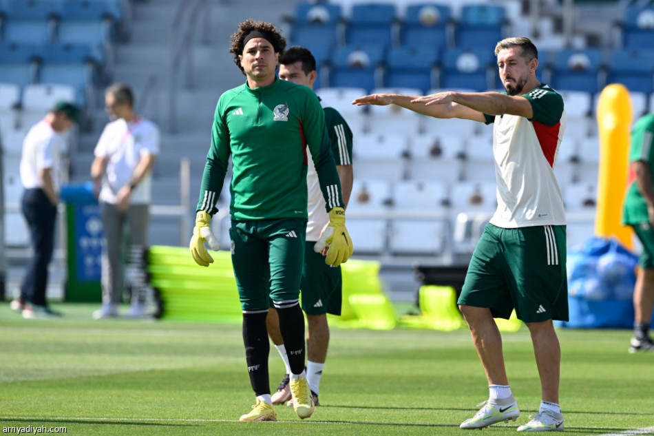 الأرجنتين تتمسك بأمل البقاء أمام المكسيك