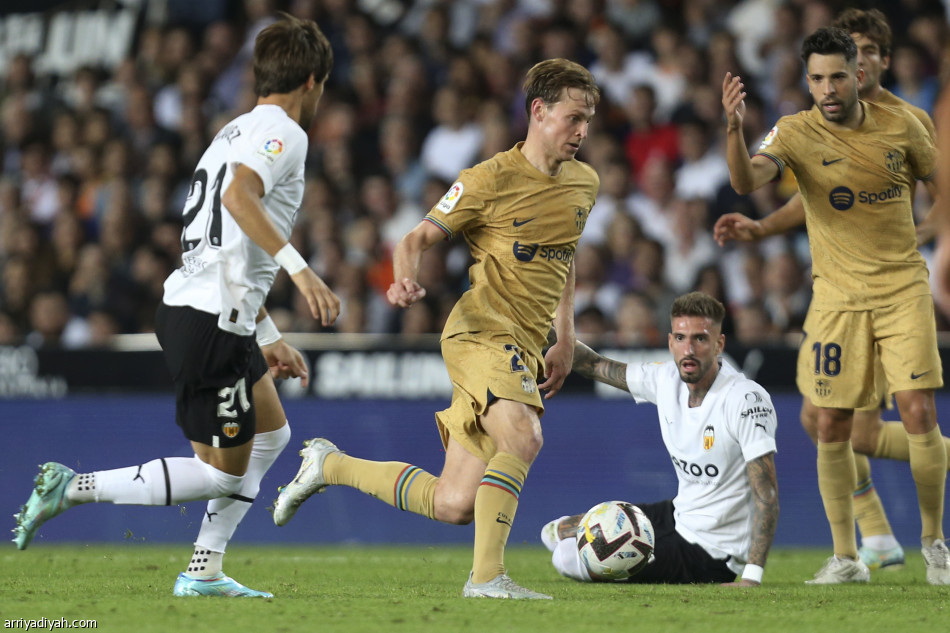 ليفاندوفسكي يحبط فالنسيا في «الرمق الأخير»