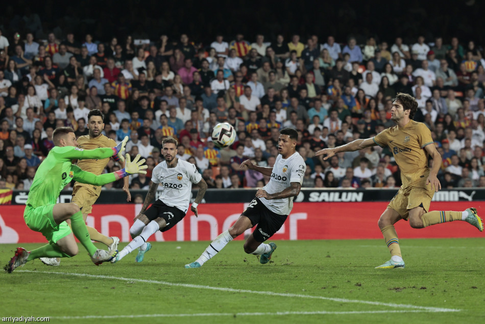 ليفاندوفسكي يحبط فالنسيا في «الرمق الأخير»