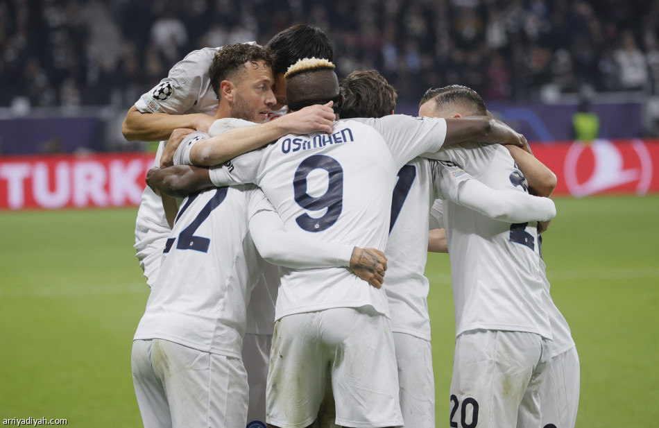 نابولي يهزم فرانكفورت.. ويقترب من إنجاز تاريخي