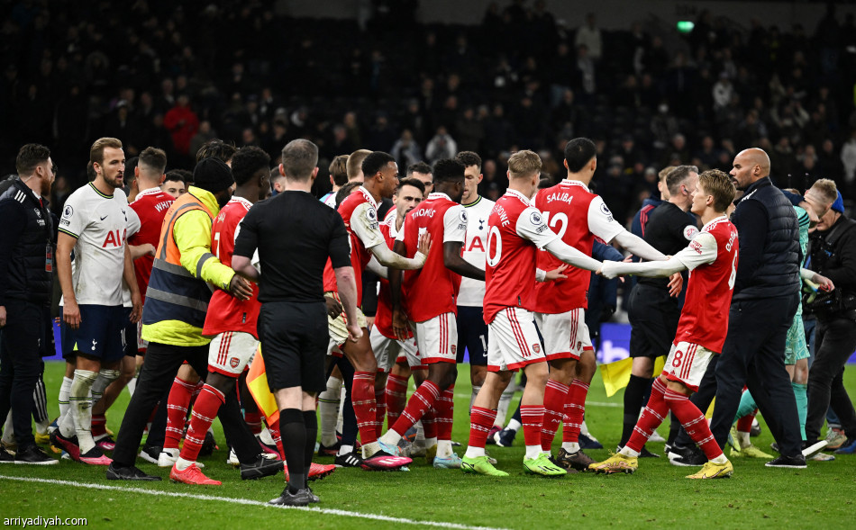 أرسنال يكسب توتنهام.. ويبتعد بالصدارة