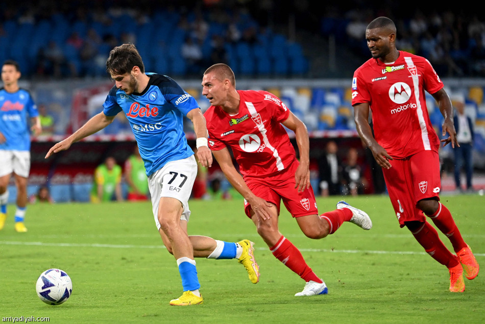 نابولي يقسو على مونزا برباعية