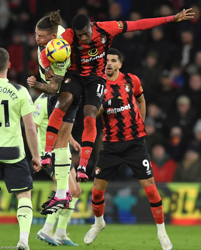 سيتي يطارد أرسنال برباعية بورنموث