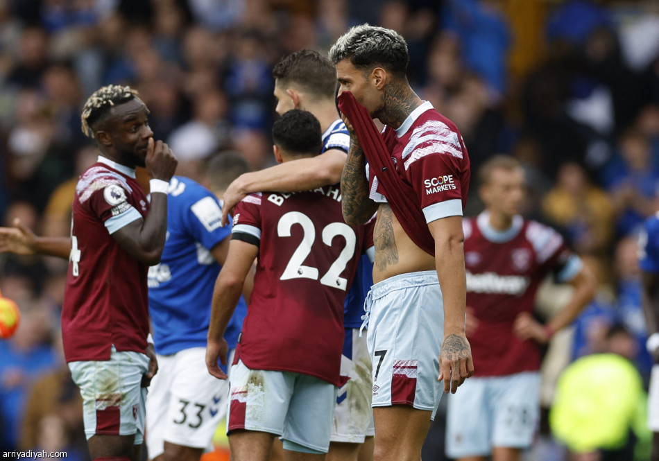 بهدف موباي.. إيفرتون يحقق الفوز الأول