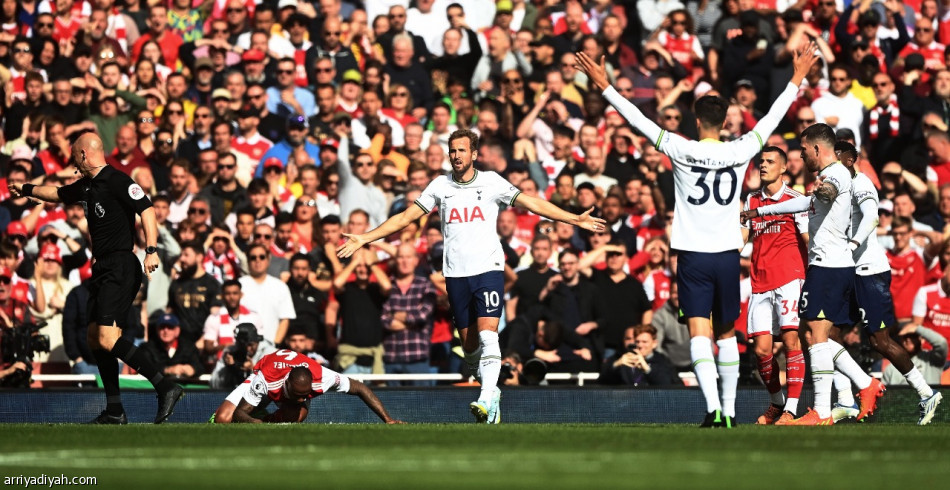 أرسنال يعزز الصدارة بثلاثية توتنهام