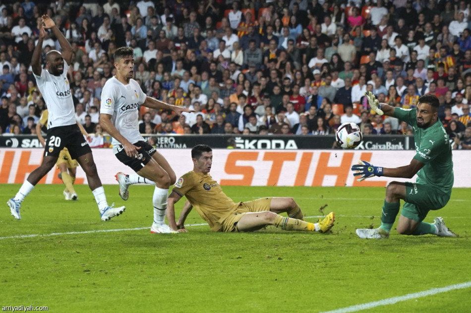 ليفاندوفسكي يحبط فالنسيا في «الرمق الأخير»