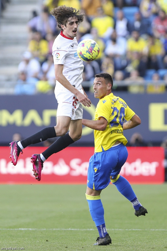 إشبيلية يتعافى بثنائية قادش