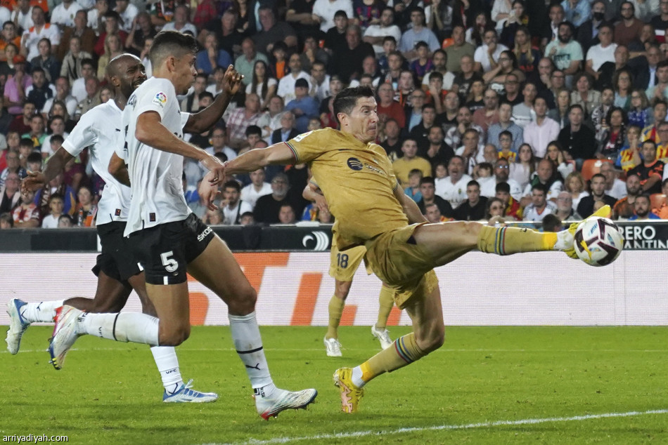 ليفاندوفسكي يحبط فالنسيا في «الرمق الأخير»