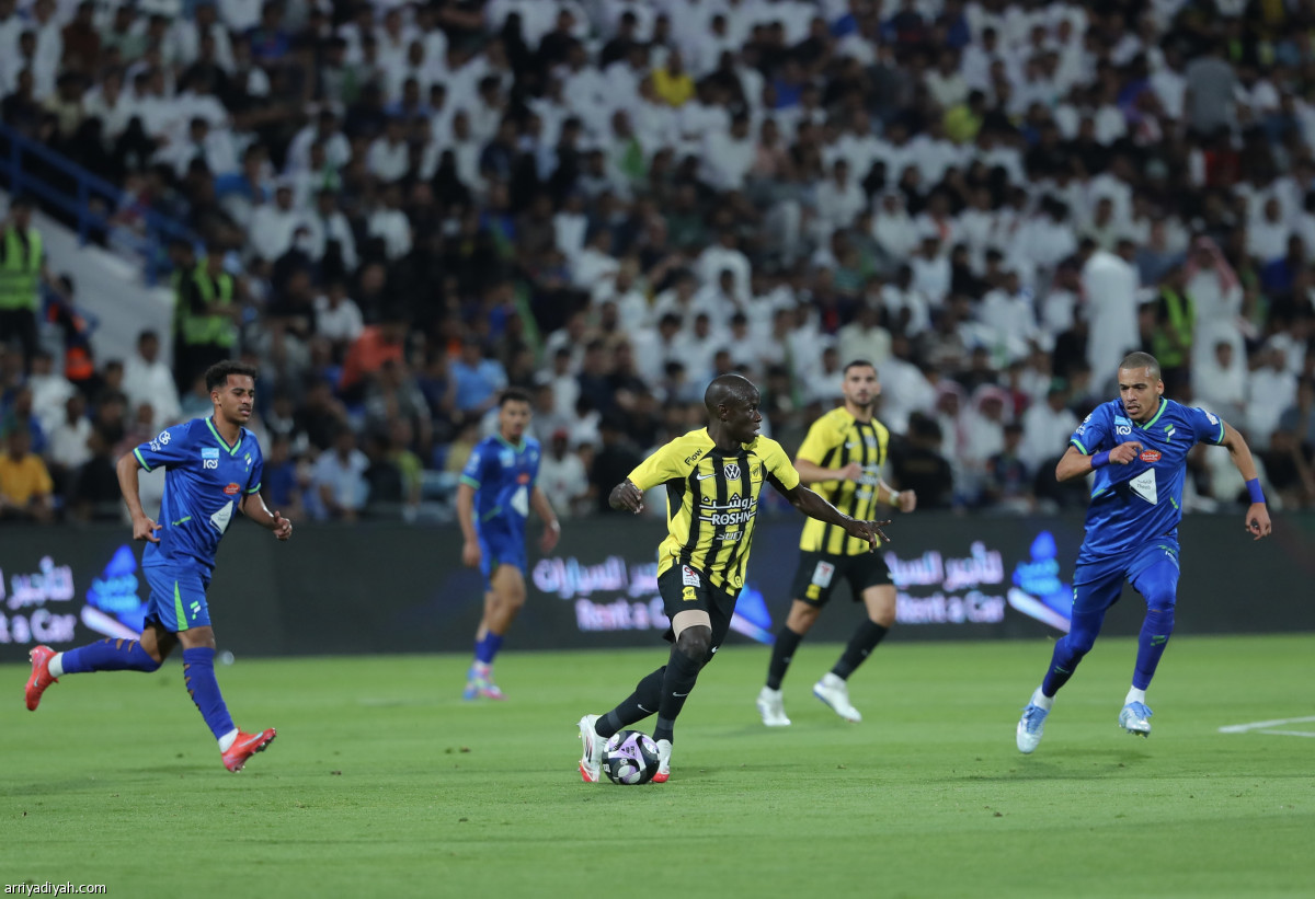 الفتح يسقط المتصدر