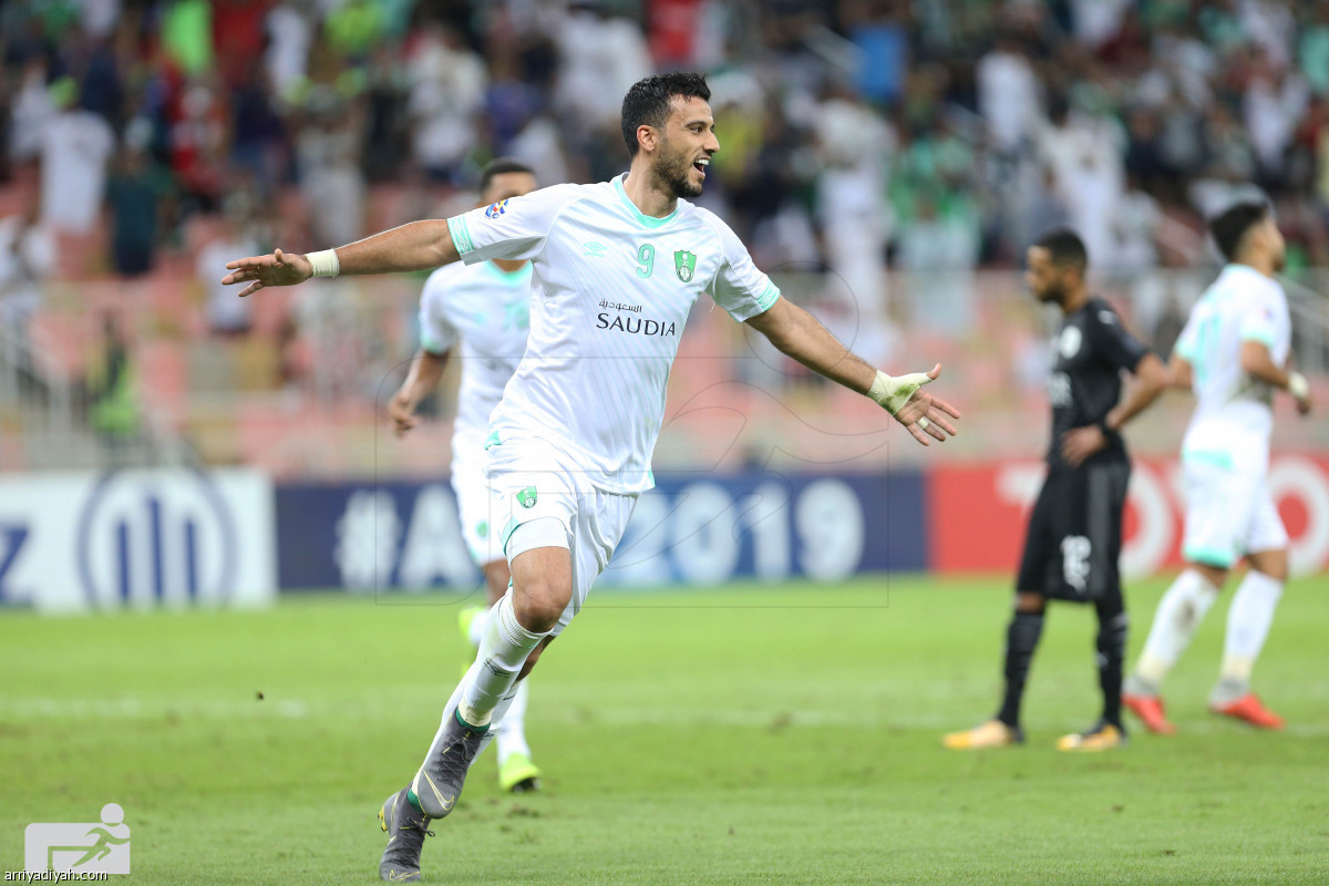 الأهلي يهزم زعيم قطر