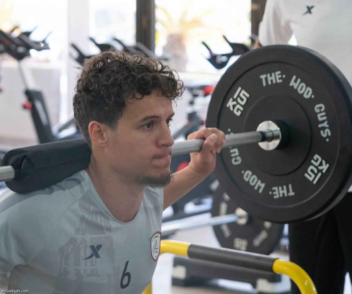 الشباب في صالة  الحديد