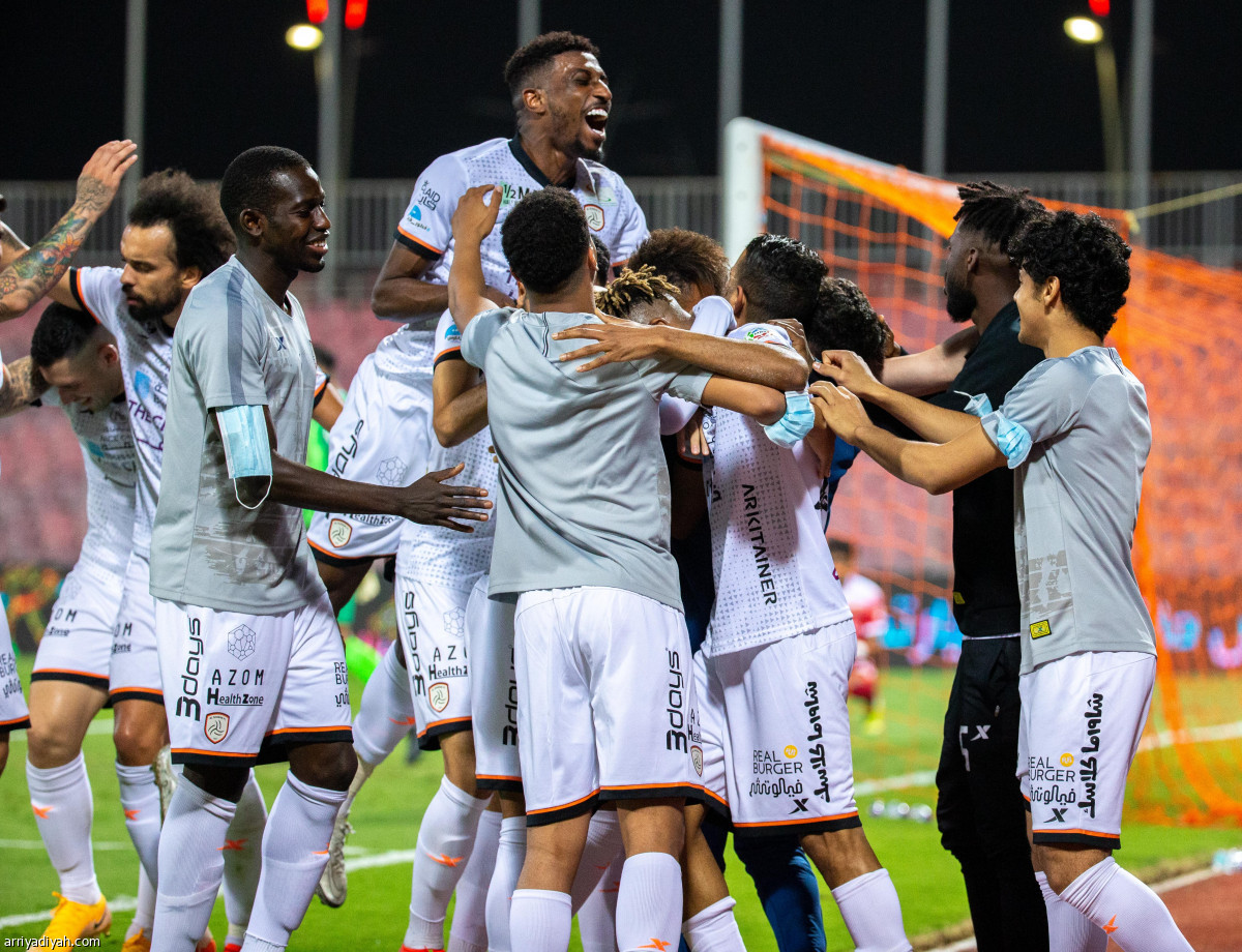 الشباب يقلبها على الوحدة