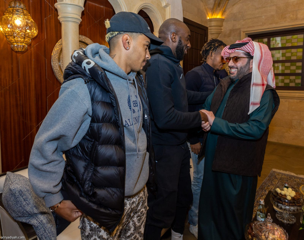 آل الشيخ يستضيف النجوم