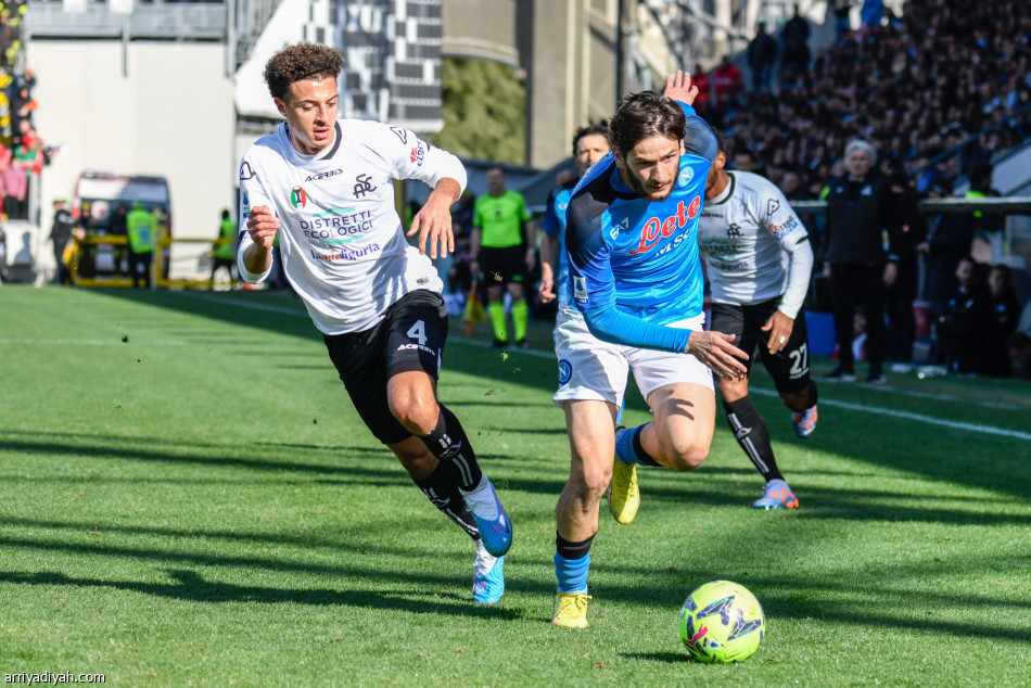 نابولي يبتعد في الصدارة بثلاثية سبيزيا