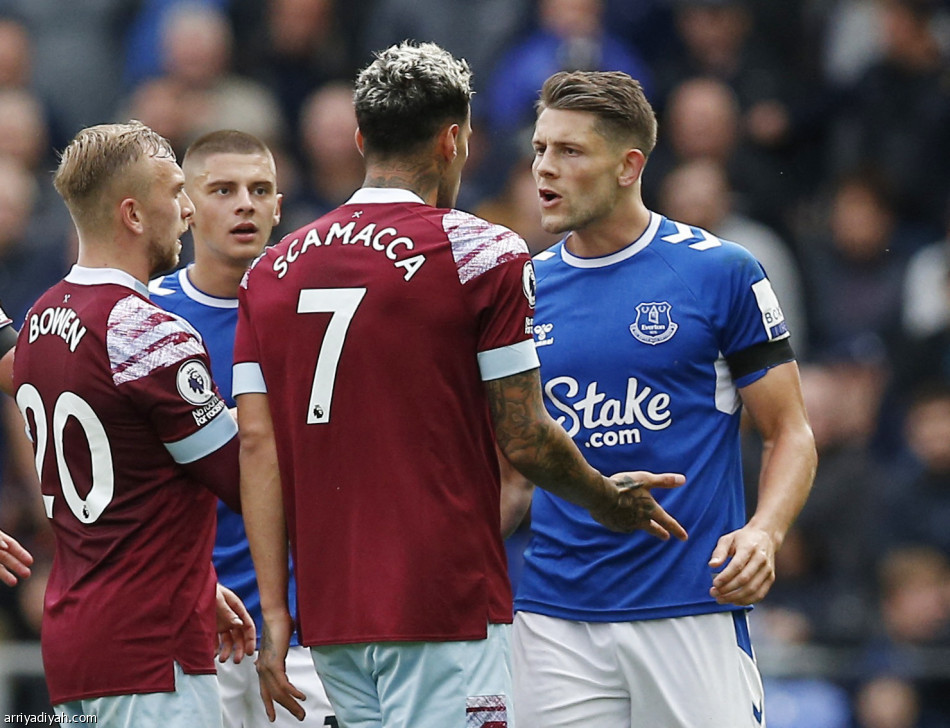 بهدف موباي.. إيفرتون يحقق الفوز الأول