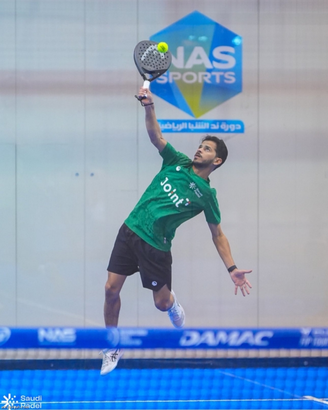 الأخضر يعبر