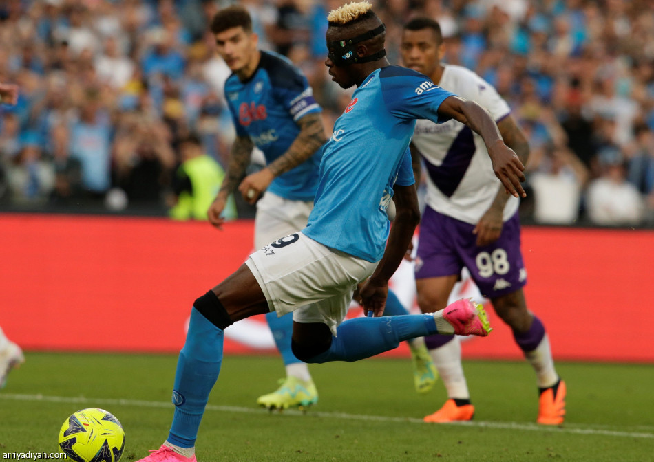 نابولي يعبر فيورنتينا.. ويحتفل باللقب