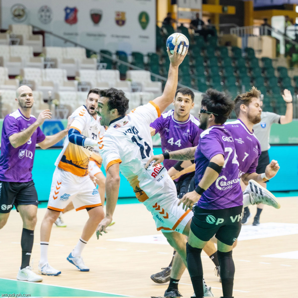 المدرب الأصغر 
يضرب الكبار