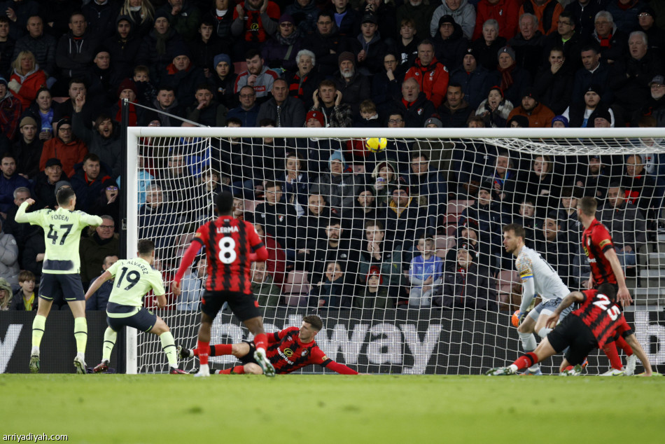 سيتي يطارد أرسنال برباعية بورنموث