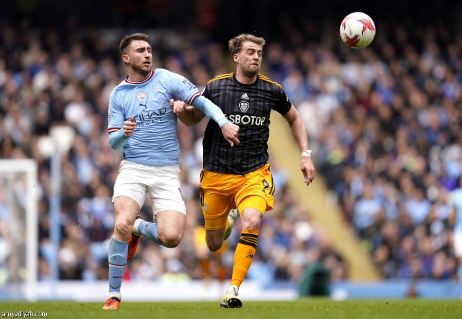 سيتي يلامس لقب الدوري بثنائية ليدز