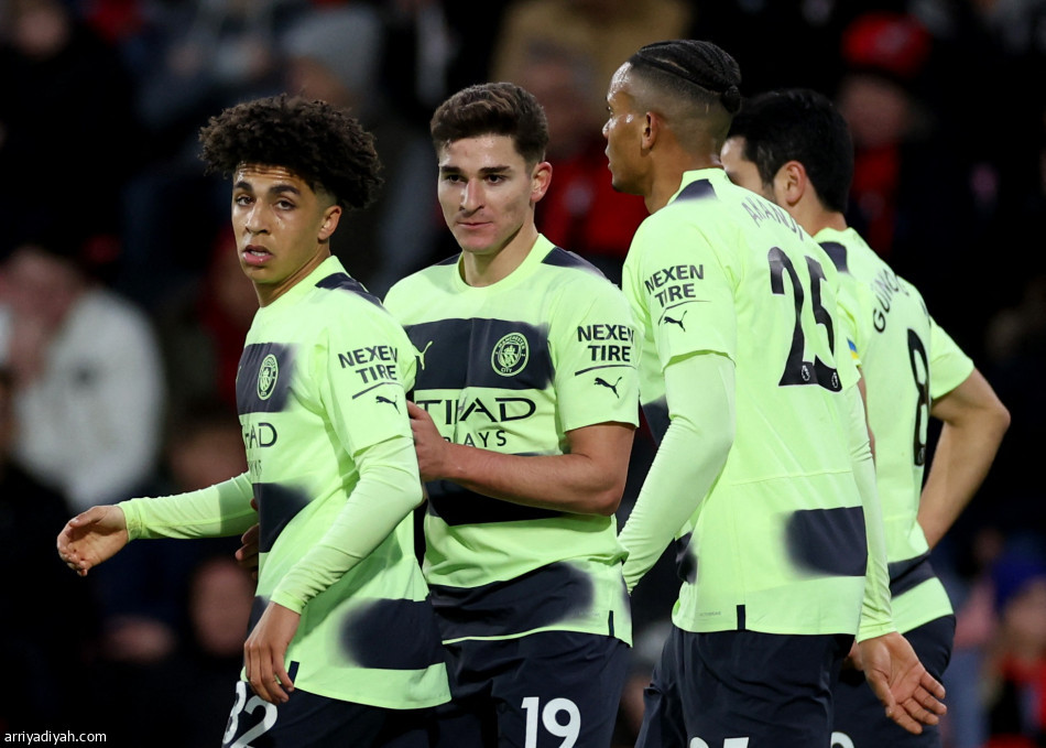 سيتي يطارد أرسنال برباعية بورنموث