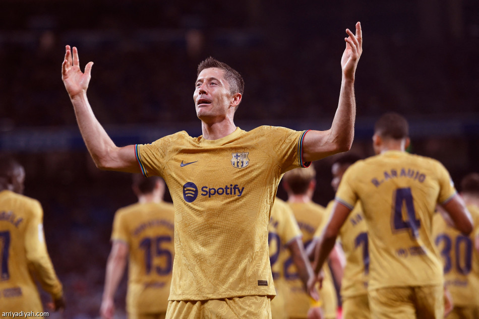 ليفاندوفسكي يقود برشلونة إلى الانتصار الأول