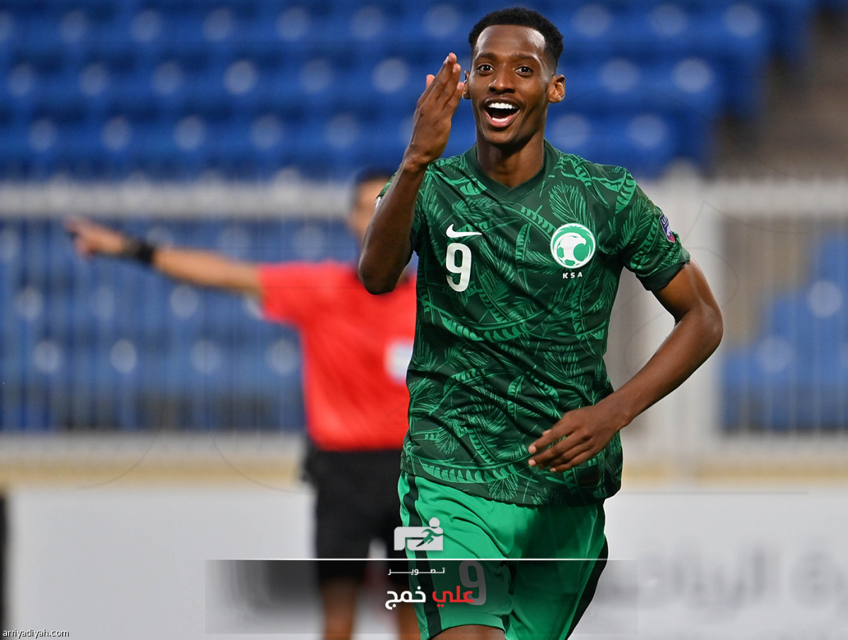 الأخضر يعبر