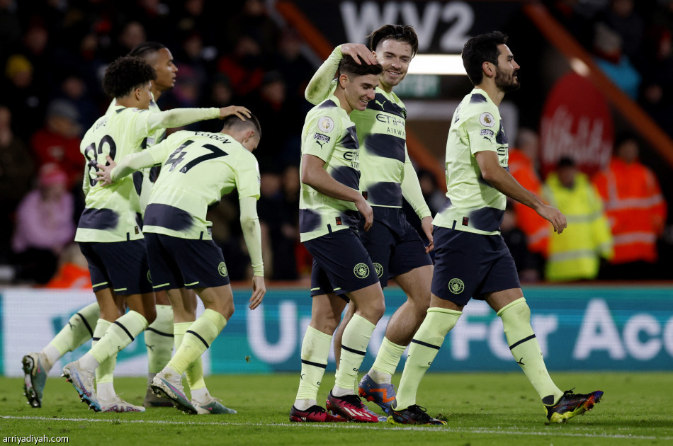 سيتي يطارد أرسنال برباعية بورنموث