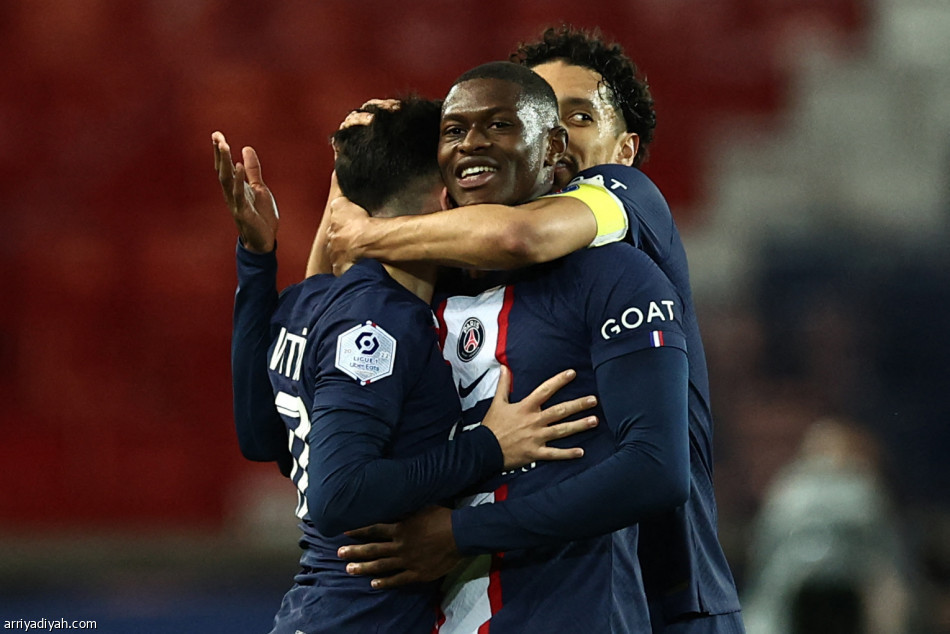 باريس ينتصر على لانس بثلاثية