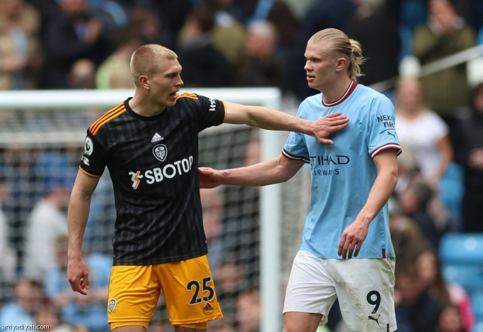 سيتي يلامس لقب الدوري بثنائية ليدز