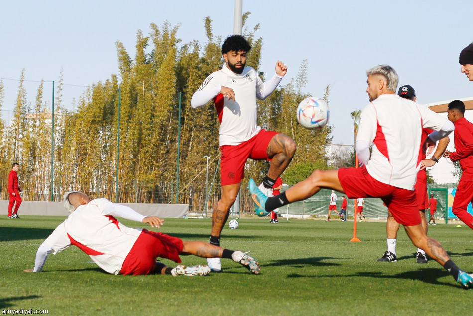 أمام السامبا.. 
الأهلي يطارد الثاني