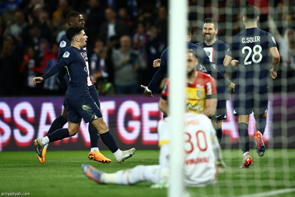 باريس ينتصر على لانس بثلاثية